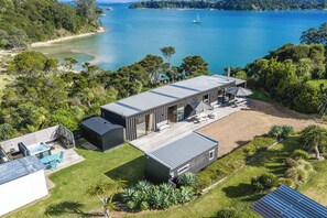 Deluxe Villa, Sea View | Terrace/patio - Wharetana Bay Villa with beach walkway (Waiheke Island)