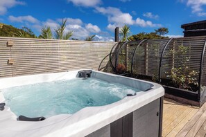 Exterior - Wharetana Bay Villa with beach walkway (Waiheke Island)