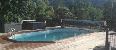 Een binnenzwembad en een buitenzwembad