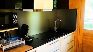 Coffee/tea maker, fridge, microwave, stovetop - Chalet en Pleine Nature (Besse-sur-Issole)