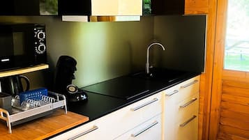 Een koelkast, een magnetron, een kookplaat