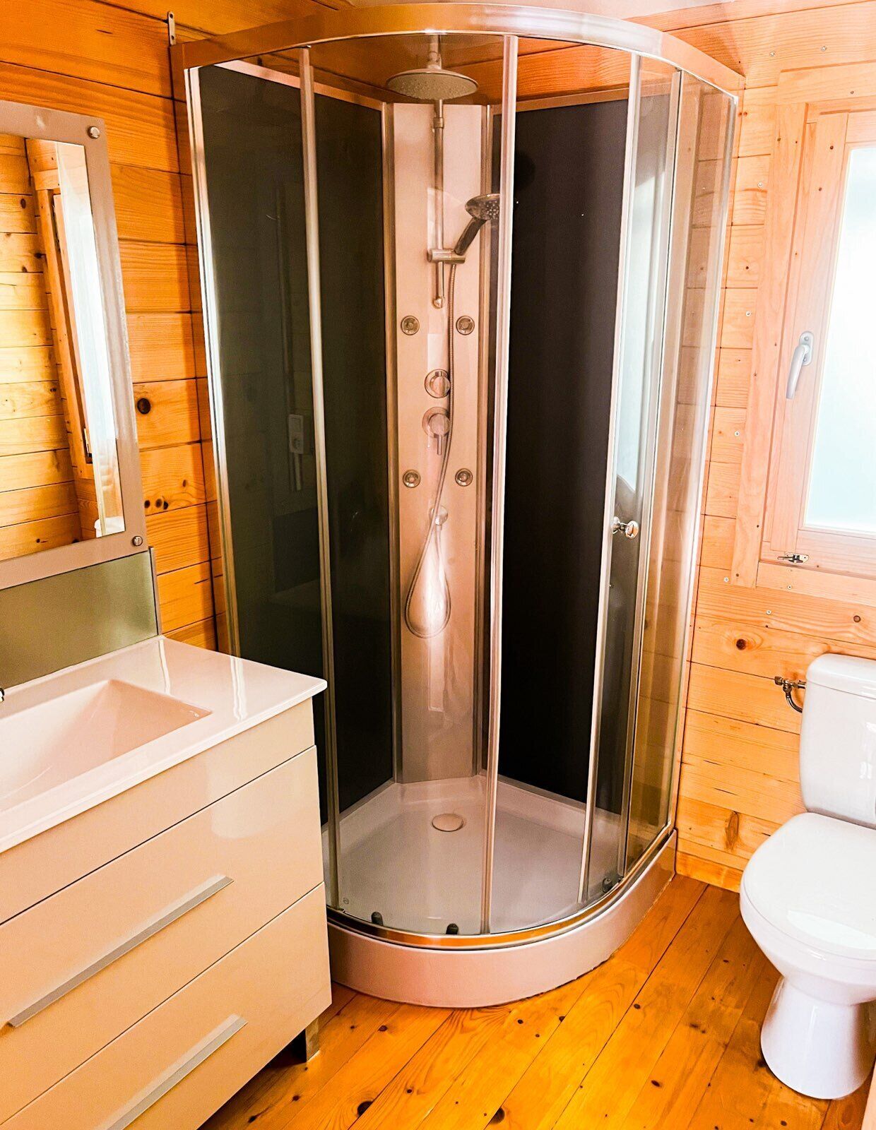 Een douche, een haardroger, handdoeken