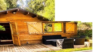 Outdoor dining - Chalet en Pleine Nature (Besse-sur-Issole)