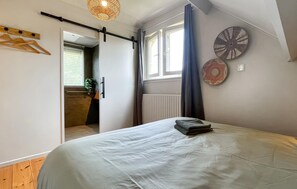 3 bedrooms, iron/ironing board, travel crib, free WiFi