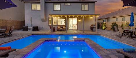 Alberca al aire libre y alberca climatizada