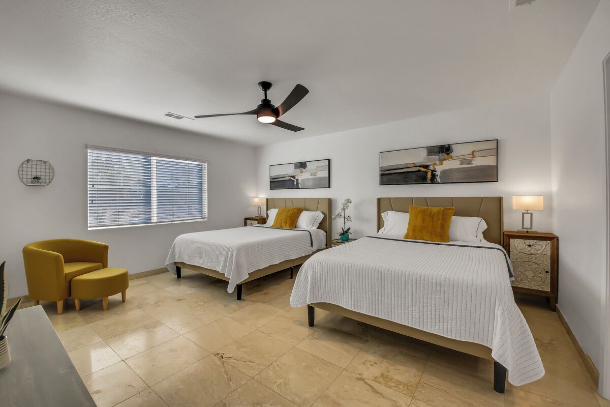 5 soveværelser, pengeskab på værelset, skrivebord, strygejern/strygebræt