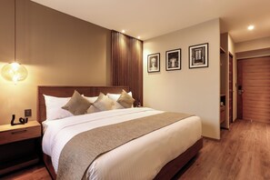 Deluxe Room | Premium bedding, in-room safe, desk, iron/ironing board