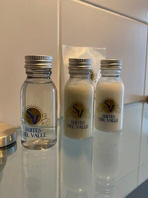 Double Room, 1 King Bed, Non Smoking, Tower | Bathroom | Slippers - Suites Del Valle (Mexico City)