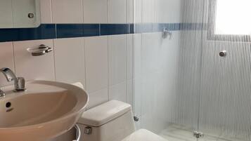 Double Room, 1 King Bed, Non Smoking, Tower | Bathroom | Slippers