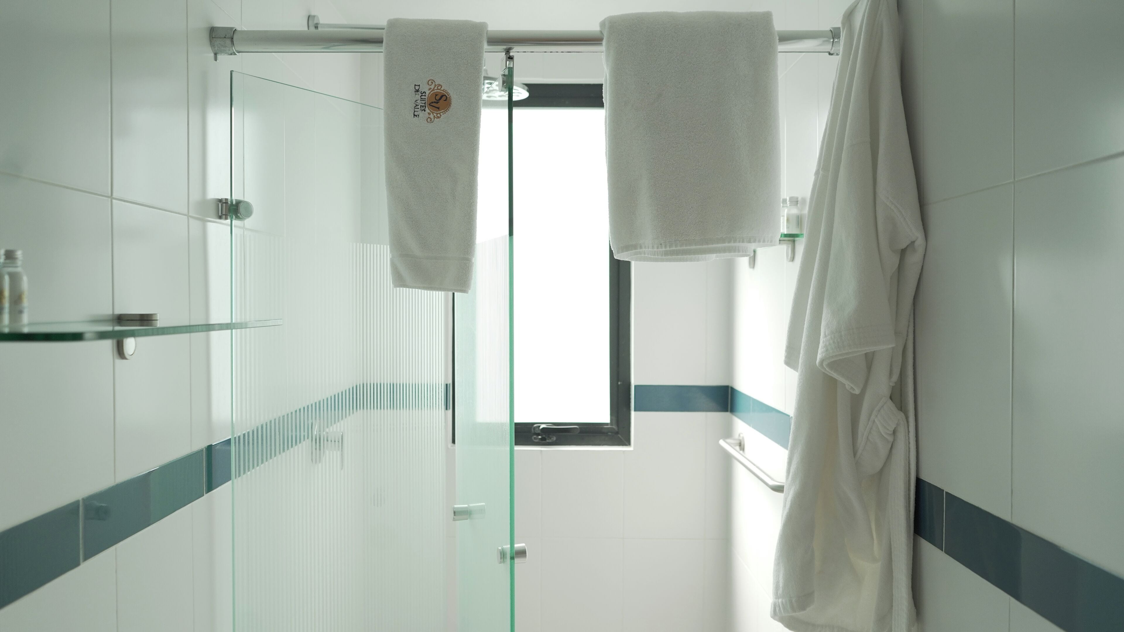 Habitación doble, 1 cama de matrimonio grande, no fumadores, en una planta alta | Baño | Zapatillas