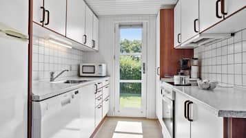 Jääkaappi, liesi, astianpesukone, kahvin-/teenkeitin