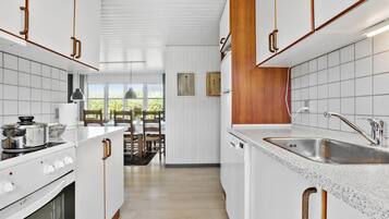 Jääkaappi, liesi, astianpesukone, kahvin-/teenkeitin