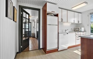 Fridge, stovetop, dishwasher, coffee/tea maker - Lovely home in Vestervig with kitchen (Vestervig)