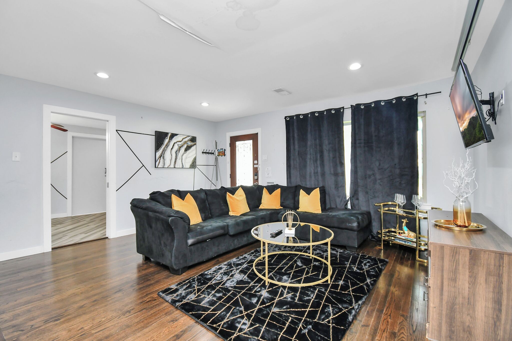 Stylish 5 Beds Cozy Urban Escape Near Downtwn