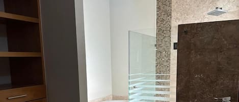Maison Familiale, balcon, vue jardin | Salle de bain