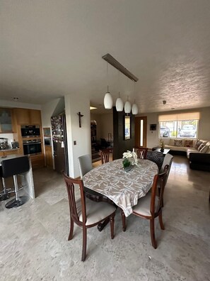 Family House, Balcony, Garden View | Living area | Flat-screen TV - Casa en Santa Fe Juriquilla (Querétaro)