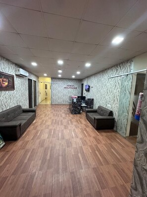 Lobby sitting area - Hotel Gokul Solitaire - Surat (Surat)