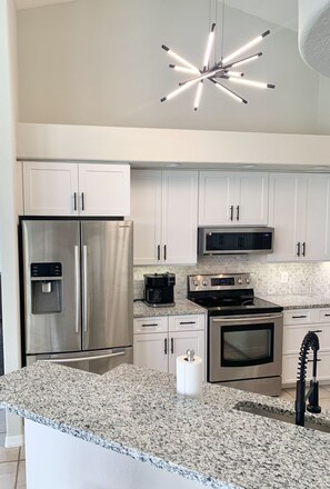 Een koelkast, een microgolfoven, een oven, een kookplaat