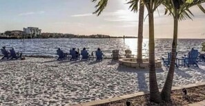 沙滩椅、沙滩毛巾
