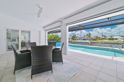 NEW!! PARADISE! MODERN-WATERFRONT-LARGE HEATED POOL-5 MIN TO FISHVILLE