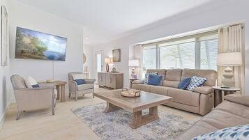 Smart-TV, Tischtennisplatte, Drucker