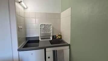 Kühlschrank, Mikrowelle, Wasserkocher mit Kaffee-/Teezubehör