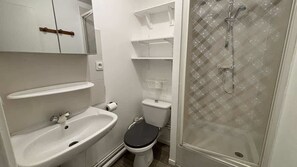 Shower, hair dryer - Studio avec place de parking (Arras)