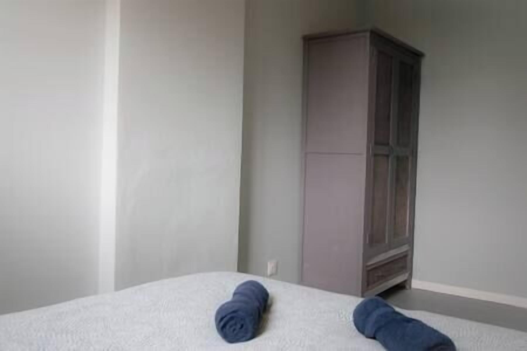 3 slaapkamers, een strijkplank/strijkijzer, wifi, beddengoed