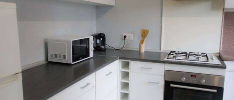 Kjøleskap, mikrobølgeovn, ovn og kokeplater