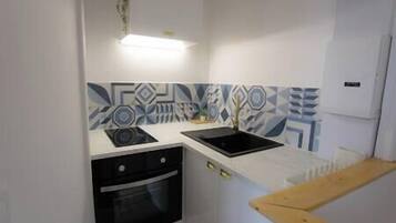 Een koelkast, een oven, een kookplaat, een koffiezetapparaat/waterkoker