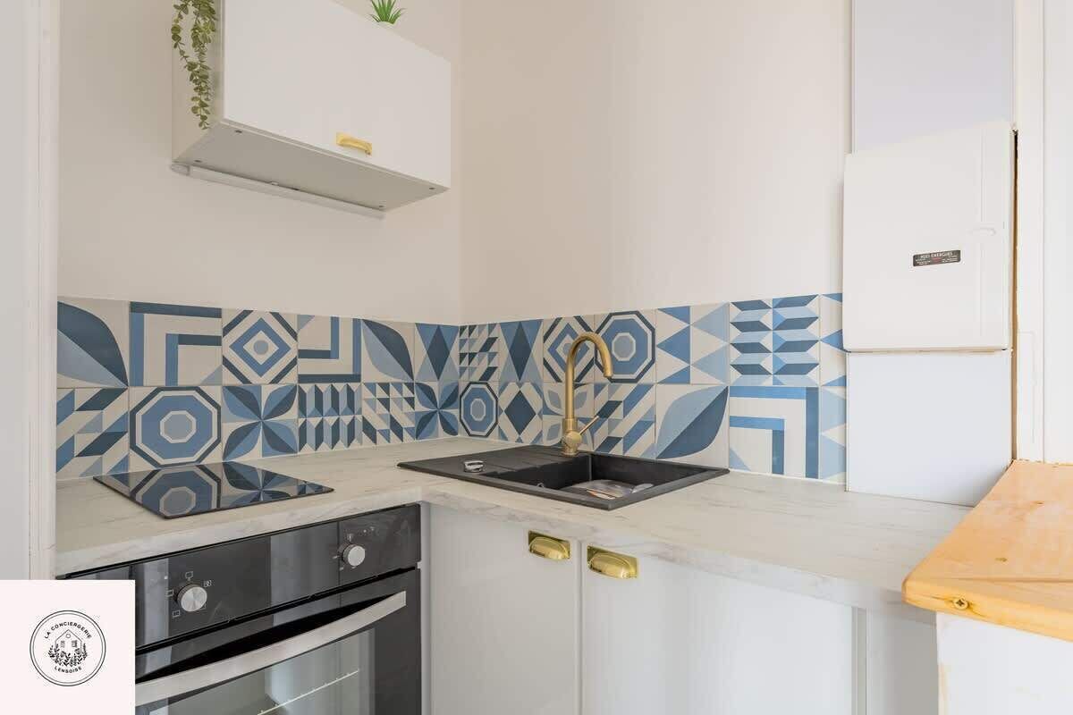 Fridge, oven, stovetop, coffee/tea maker