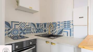 Fridge, oven, stovetop, coffee/tea maker