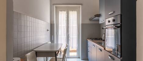 Kylskåp, ugn, spishäll och grytor/köksredskap