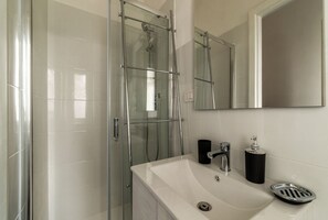 Douche, sèche-cheveux, bidet