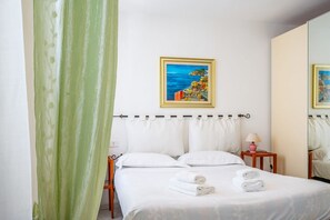 1 bedroom - Bright 58 sqm apartment, perfect for 3 people, located 700 meters from the center of Riomaggiore, where you can appreciate the true flavors and colors of the Mediterranean in the heart of the 5Terre! The apartment boasts a splendid terrace overlooking th (Riomaggiore)