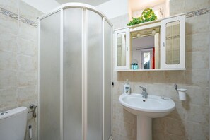 Shower, hair dryer, bidet - Bright 58 sqm apartment, perfect for 3 people, located 700 meters from the center of Riomaggiore, where you can appreciate the true flavors and colors of the Mediterranean in the heart of the 5Terre! The apartment boasts a splendid terrace overlooking th (Riomaggiore)