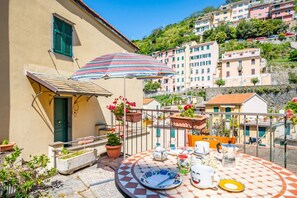 Outdoor dining - Bright 58 sqm apartment, perfect for 3 people, located 700 meters from the center of Riomaggiore, where you can appreciate the true flavors and colors of the Mediterranean in the heart of the 5Terre! The apartment boasts a splendid terrace overlooking th (Riomaggiore)
