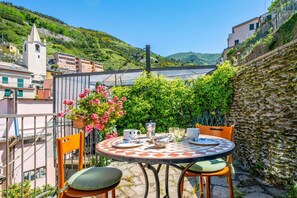 Outdoor dining - Bright 58 sqm apartment, perfect for 3 people, located 700 meters from the center of Riomaggiore, where you can appreciate the true flavors and colors of the Mediterranean in the heart of the 5Terre! The apartment boasts a splendid terrace overlooking th (Riomaggiore)