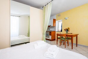 1 bedroom - Bright 58 sqm apartment, perfect for 3 people, located 700 meters from the center of Riomaggiore, where you can appreciate the true flavors and colors of the Mediterranean in the heart of the 5Terre! The apartment boasts a splendid terrace overlooking th (Riomaggiore)