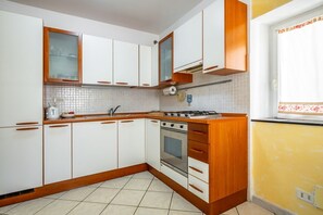 Oven, stovetop - Bright 58 sqm apartment, perfect for 3 people, located 700 meters from the center of Riomaggiore, where you can appreciate the true flavors and colors of the Mediterranean in the heart of the 5Terre! The apartment boasts a splendid terrace overlooking th (Riomaggiore)