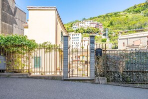 Property grounds - Bright 58 sqm apartment, perfect for 3 people, located 700 meters from the center of Riomaggiore, where you can appreciate the true flavors and colors of the Mediterranean in the heart of the 5Terre! The apartment boasts a splendid terrace overlooking th (Riomaggiore)