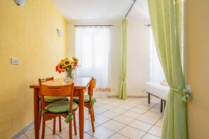 Dining - Bright 58 sqm apartment, perfect for 3 people, located 700 meters from the center of Riomaggiore, where you can appreciate the true flavors and colors of the Mediterranean in the heart of the 5Terre! The apartment boasts a splendid terrace overlooking th (Riomaggiore)