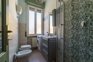 Dusche, Haartrockner, Bidet