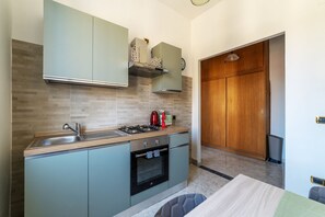 Fridge, microwave, oven, stovetop - Vista Sulla Basilica di S. Giovanni! MM Lodi Apt (Roma)