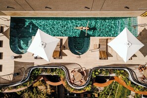 Outdoor pool, open 9:00 AM to 8:00 PM, pool umbrellas, sun loungers - Heiss Hotel By Jalo (Medellín)