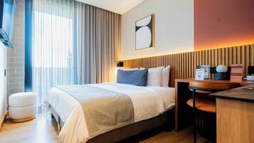 Desk, soundproofing, free WiFi, bed sheets