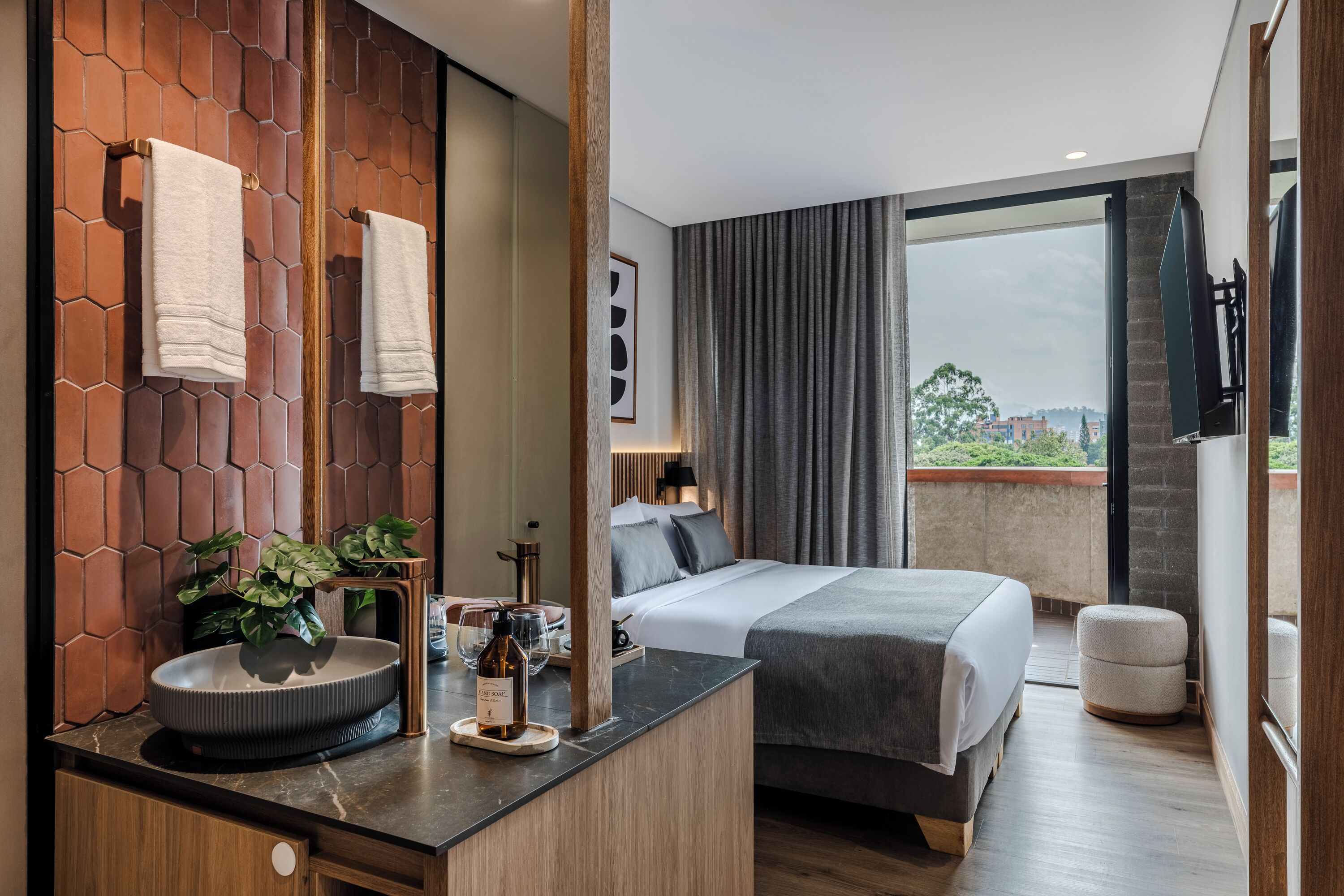 Escritorio, sistema de insonorización, wifi gratis y ropa de cama 