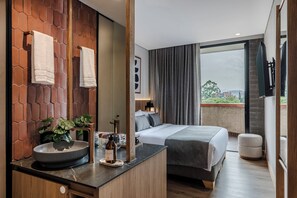 Escritorio, sistema de insonorización, wifi gratis y ropa de cama 