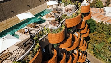 Ulkouima-allas avoinna 9.00–20.00, aurinkovarjoja, aurinkotuoleja