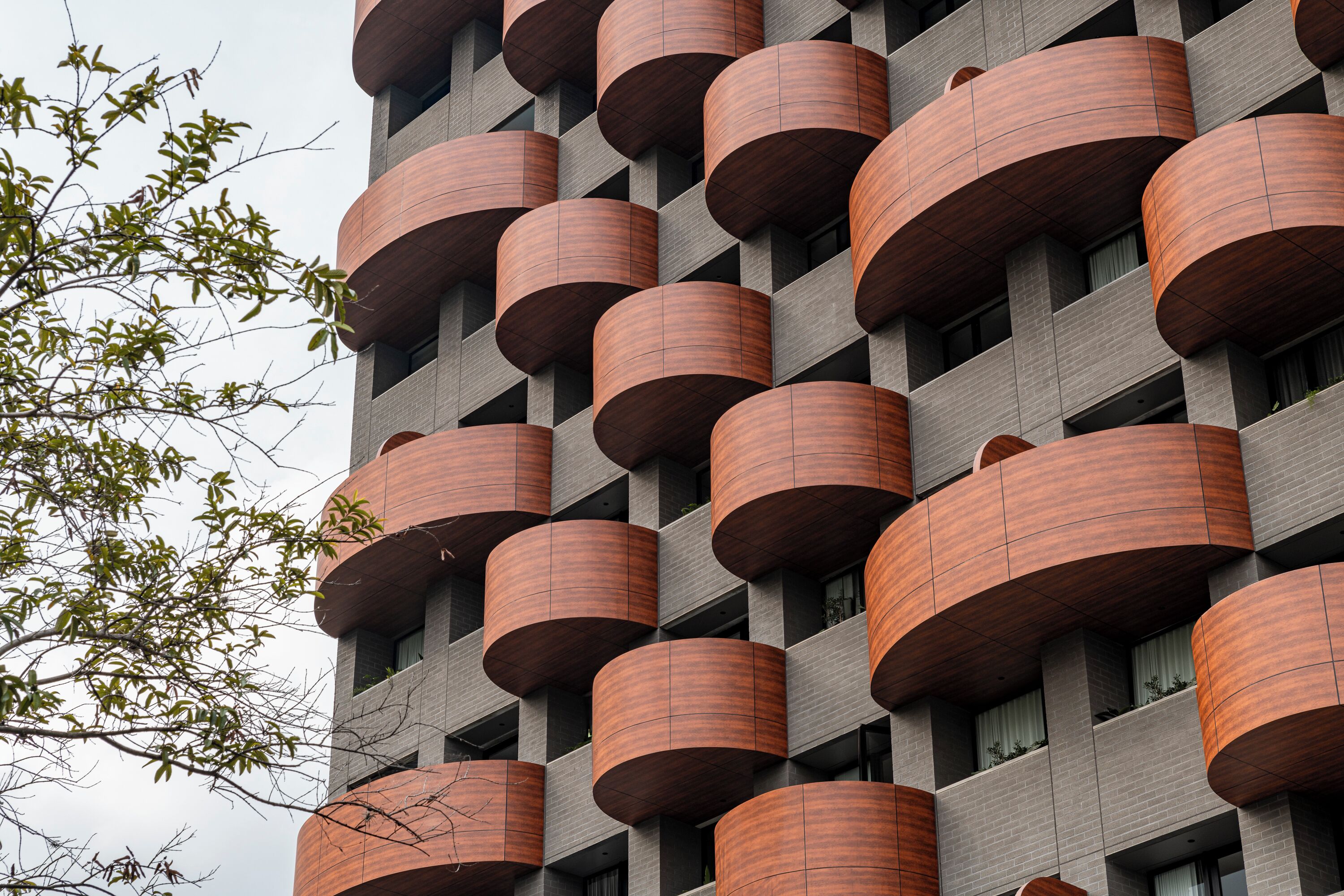 Een modern gebouw met meerdere balkons.